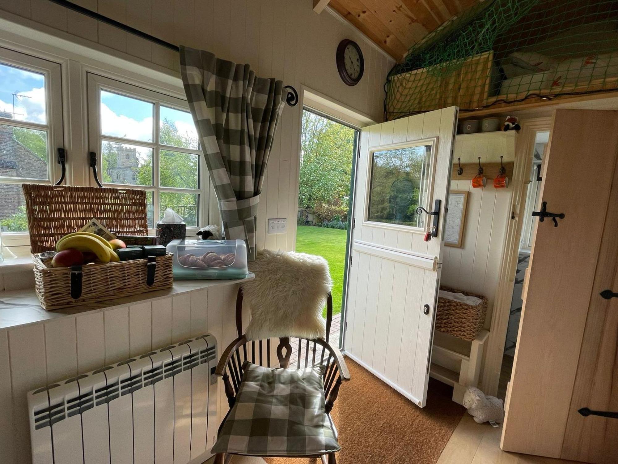 Beautiful Shepherd'S Hut - Lois Weedon Weston  Zewnętrze zdjęcie