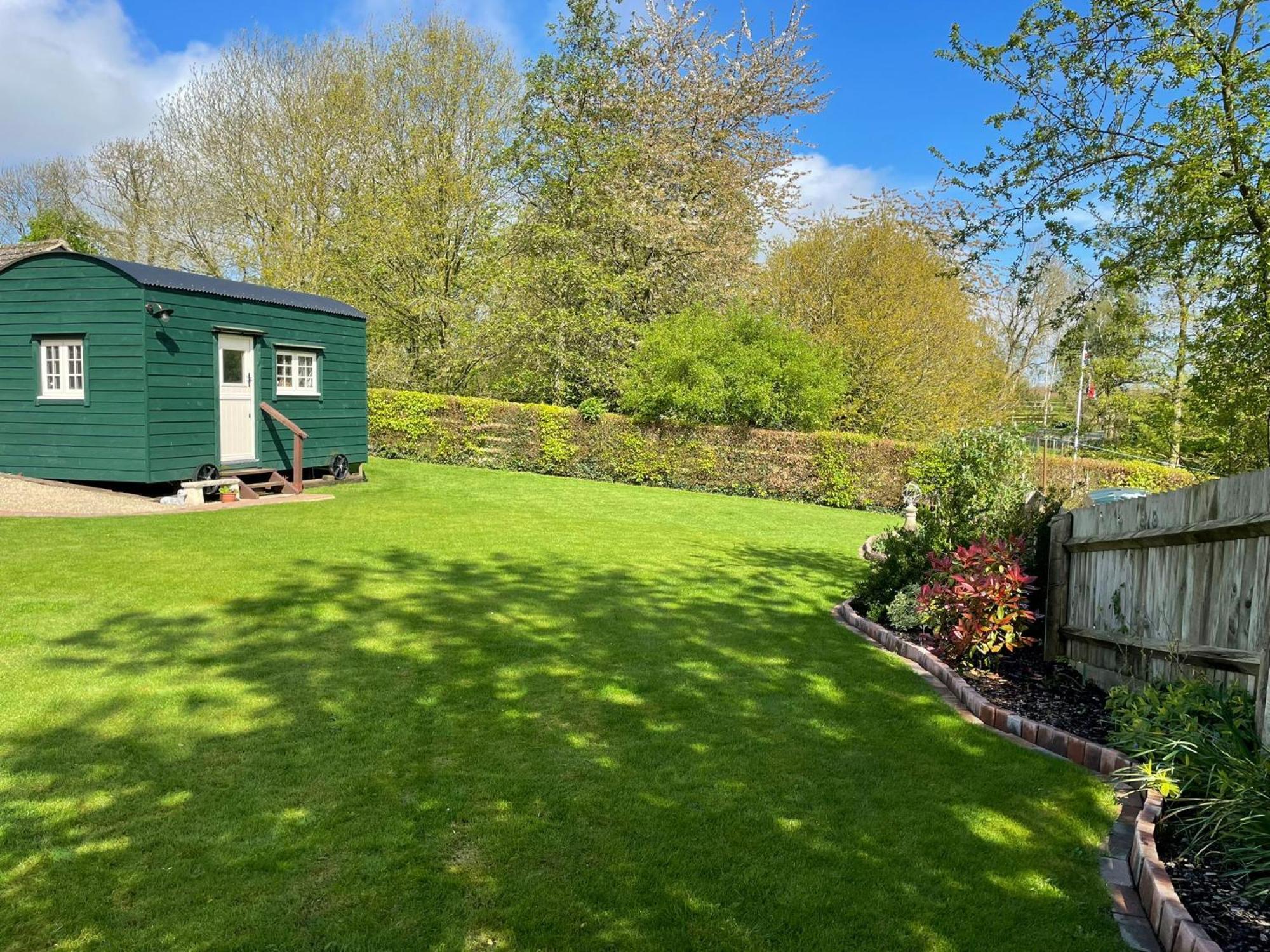 Beautiful Shepherd'S Hut - Lois Weedon Weston  Zewnętrze zdjęcie