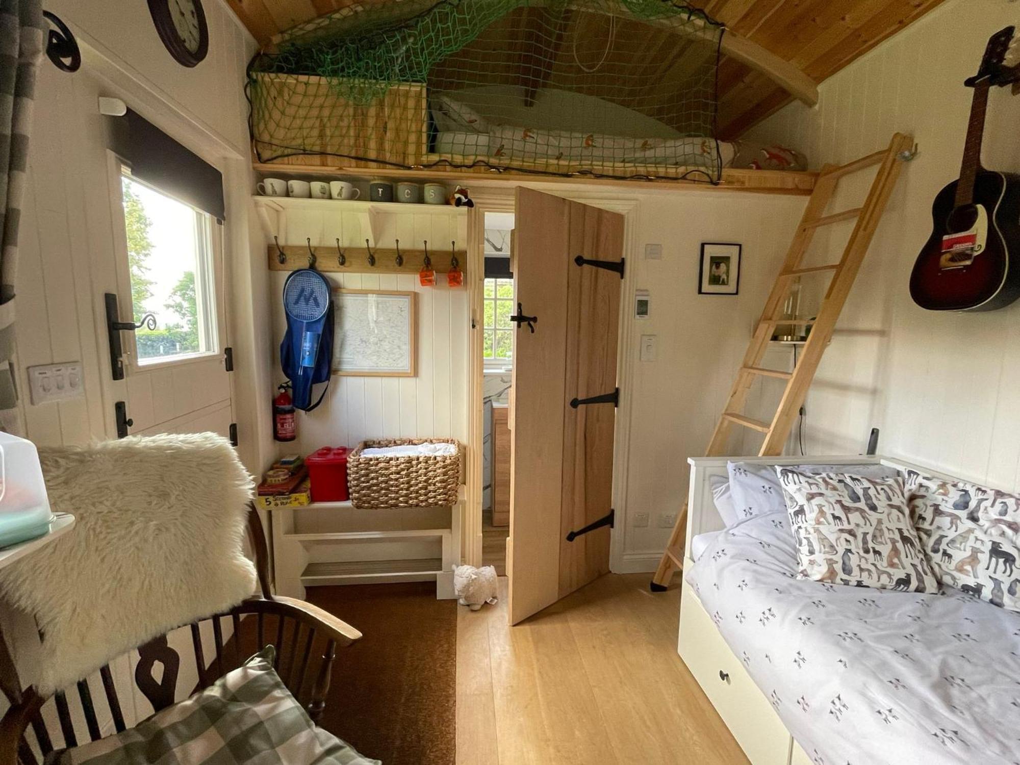 Beautiful Shepherd'S Hut - Lois Weedon Weston  Zewnętrze zdjęcie